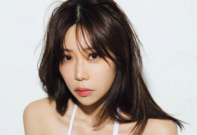 鈴木ふみ奈が今年10月でデビュー17周年! 変わらぬスタイルで魅了「スニーカーで胸を隠すカットは、ずっと私が温めていたものなんです」